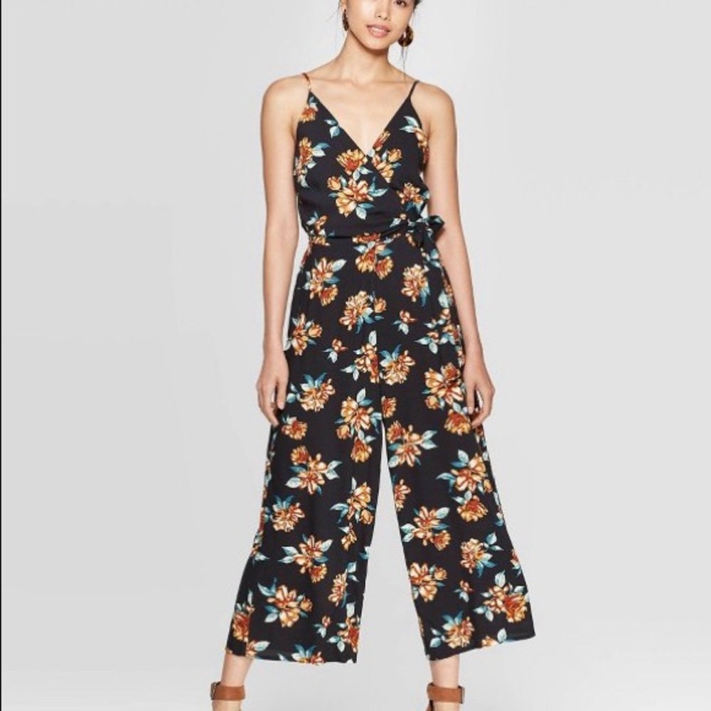 V-neck jumpsuit with lightweight fabric